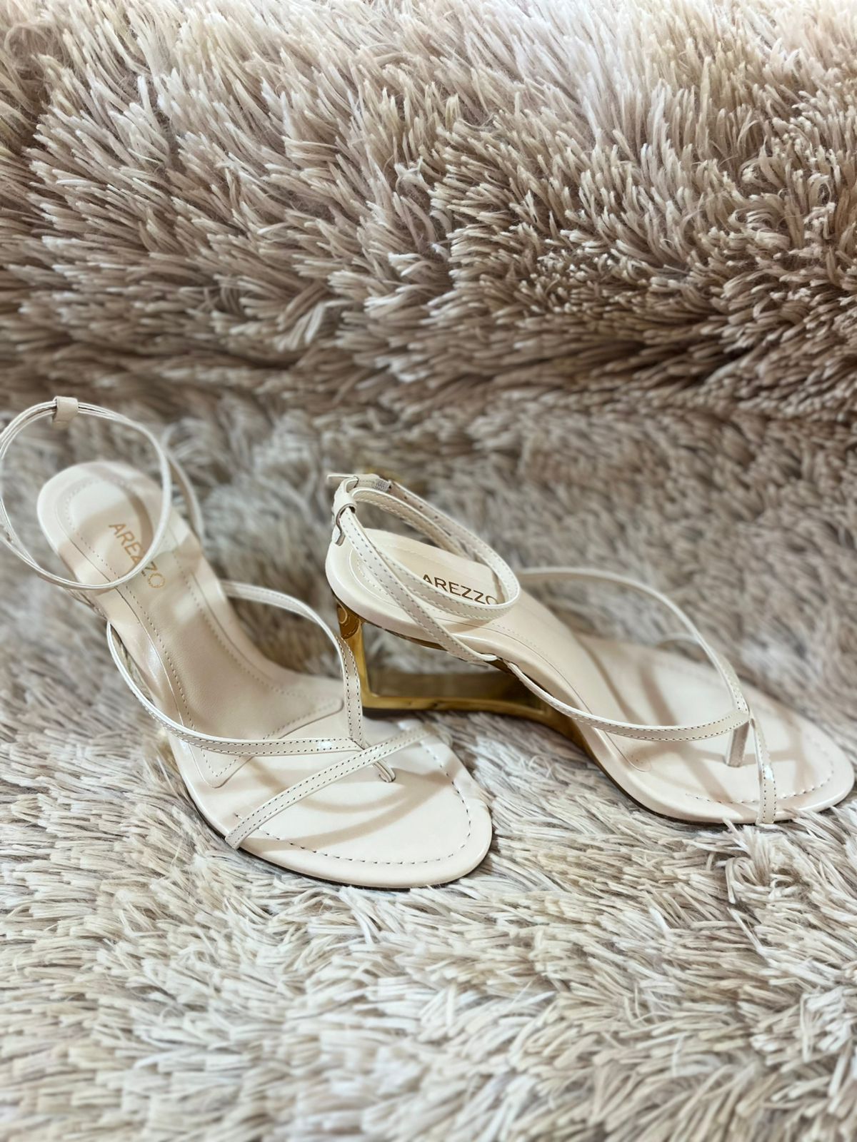 Sandália Arezzo anabela vazado e em metal dourado