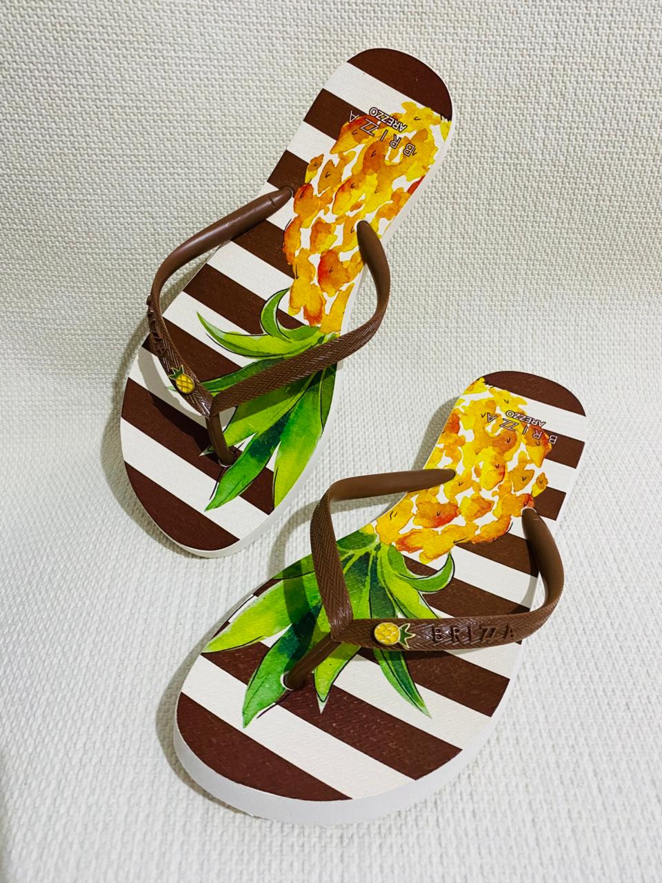 CHINELO MARROM ESSENCIAL ESTAMPA ABACAXI- AREZZO BRIZZA