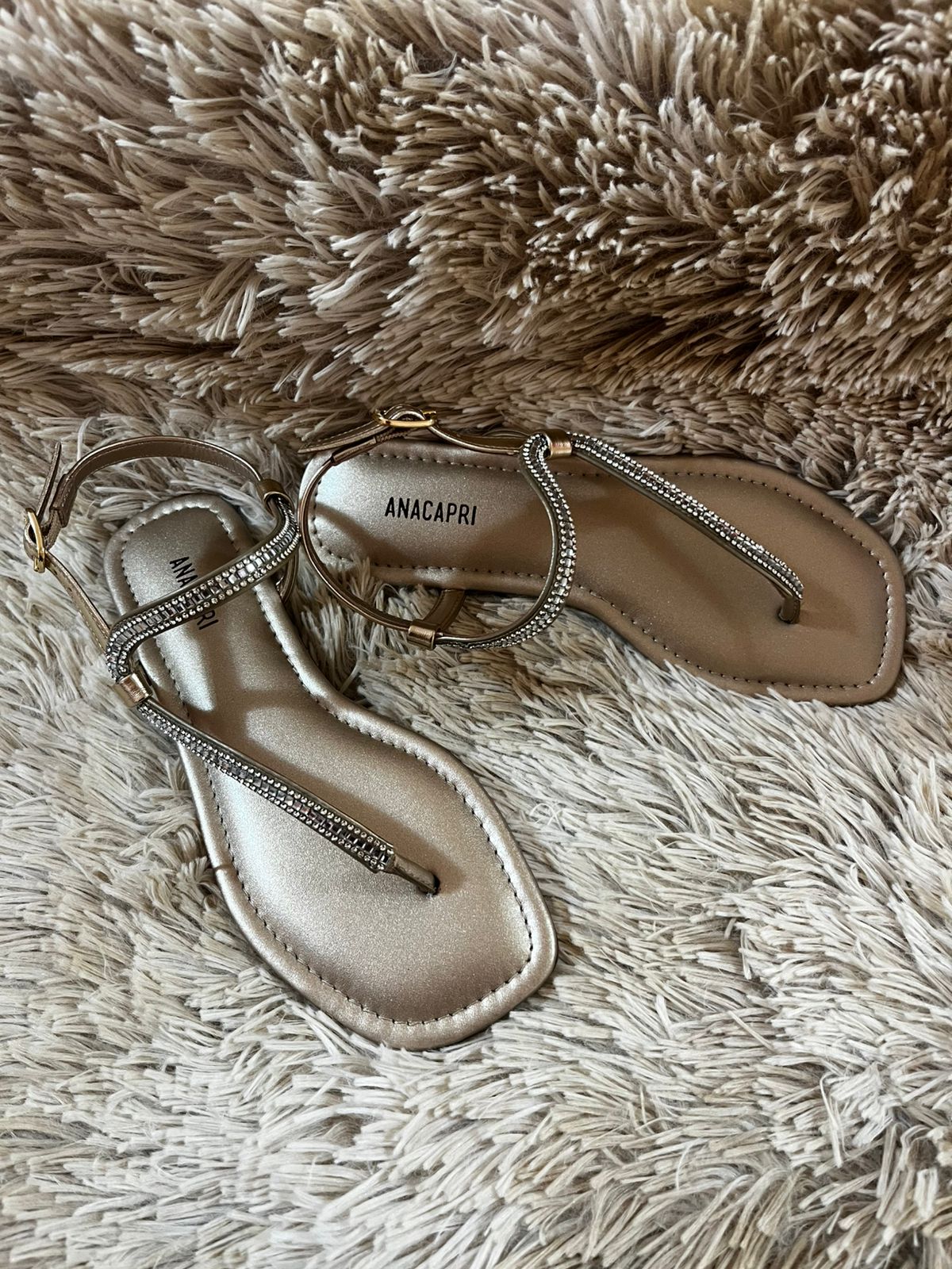 SANDALIA TIRA ASSIMÉTRICA GLAM DOURADA