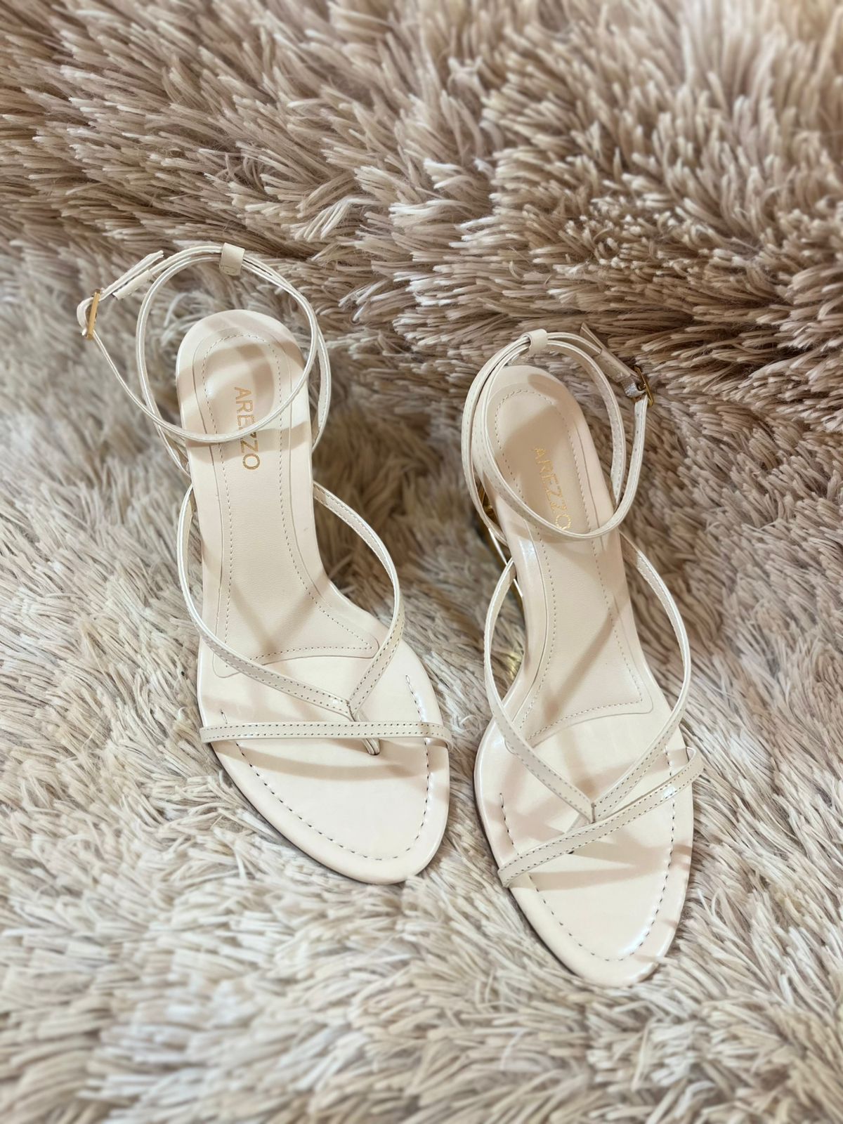 Sandália Arezzo anabela vazado e em metal dourado