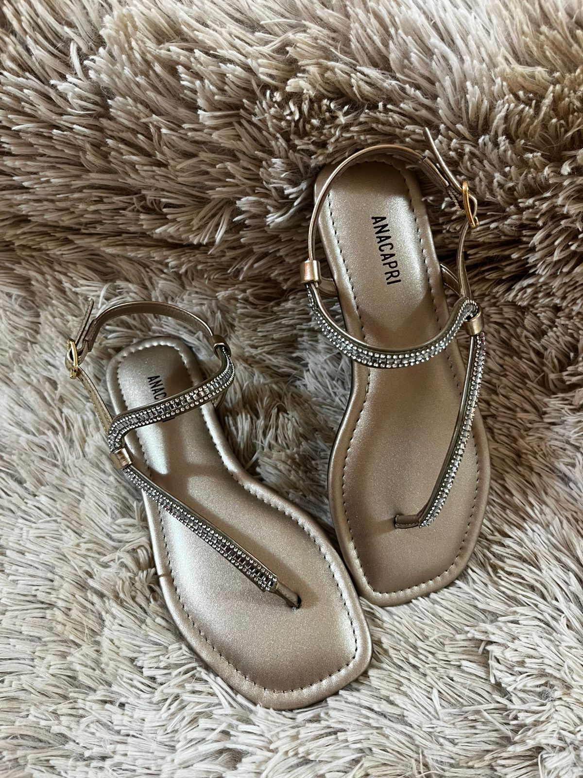 SANDALIA TIRA ASSIMÉTRICA GLAM DOURADA