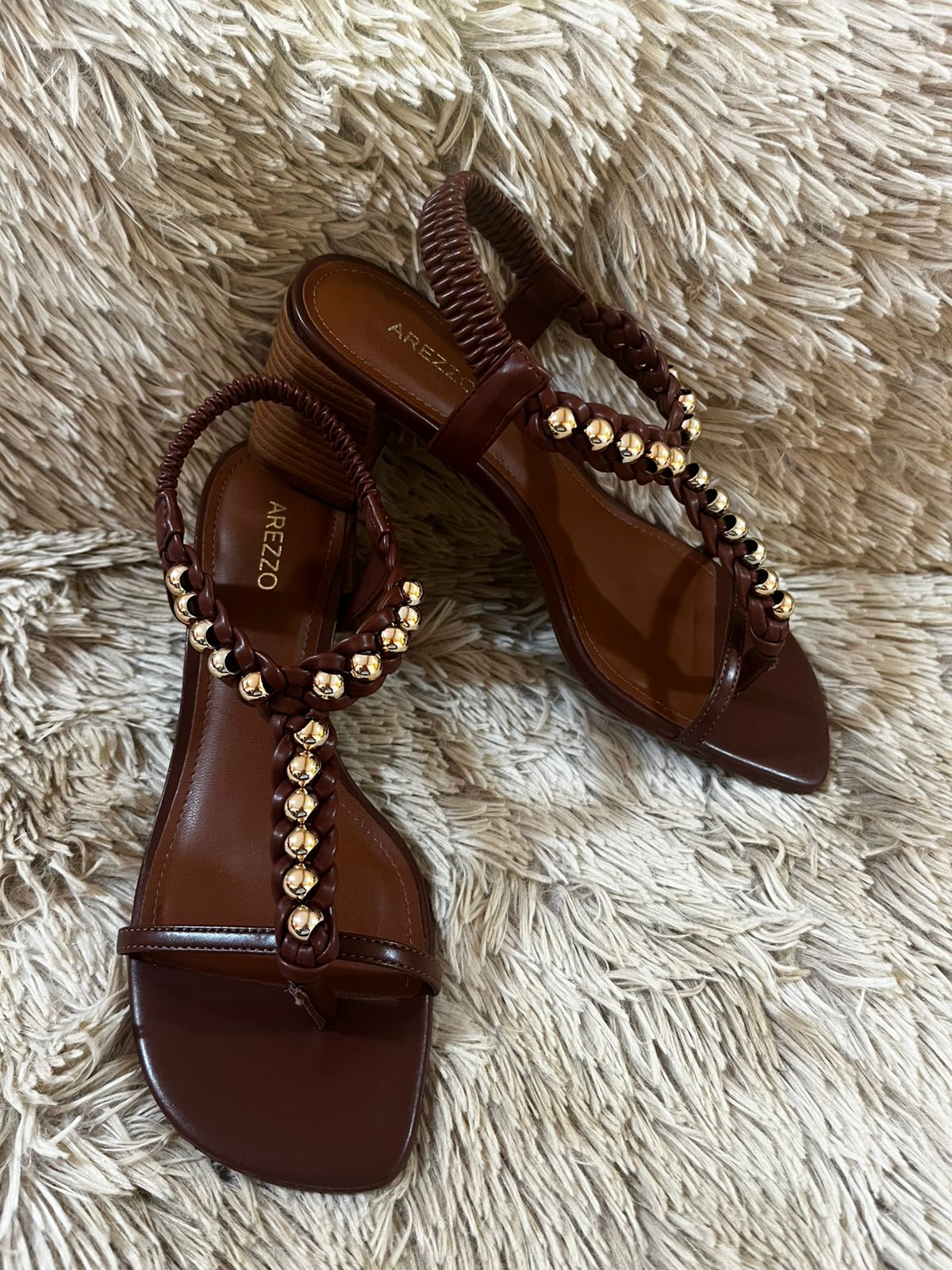 SANDALIA MARROM SALTO BAIXO ESFERAS METALICAS