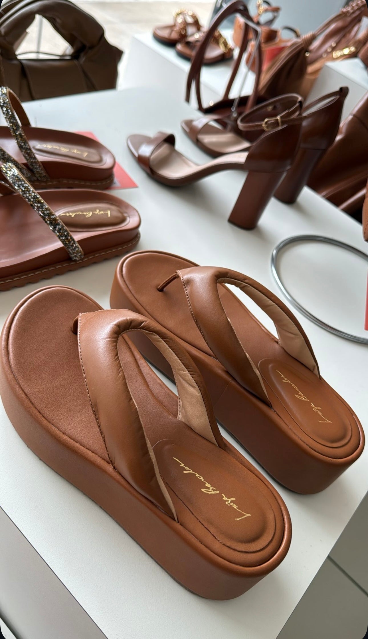 SANDÁLIA PLATAFORMA FLAT EM COURO CAFÉ-LUIZA BARCELOS