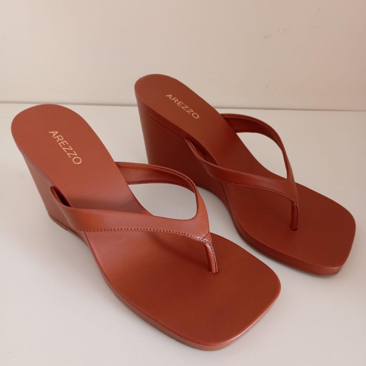 Sandália arezzo marrom anabela tiras thong