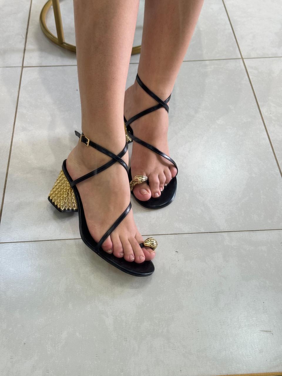 Sandália Preta Couro Salto Bloco Textura Metal - AREZZO