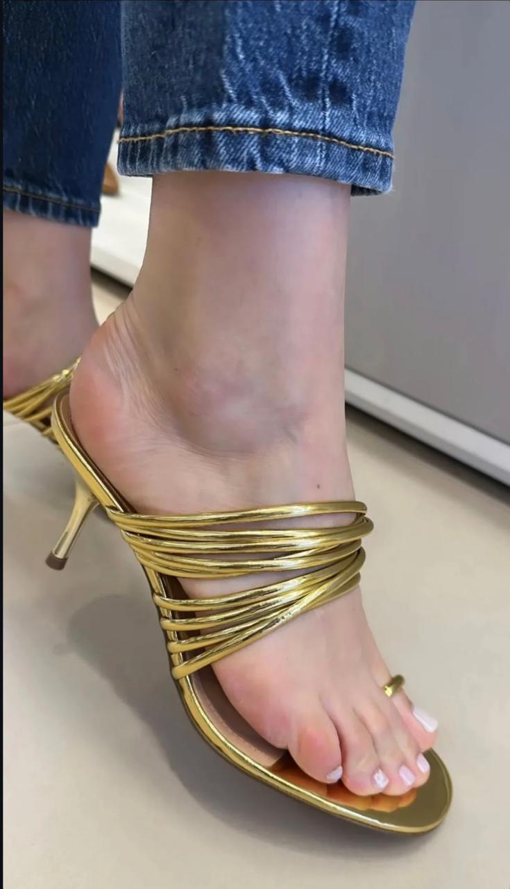 Sandália Dourada Salto Fino Multi Tiras
