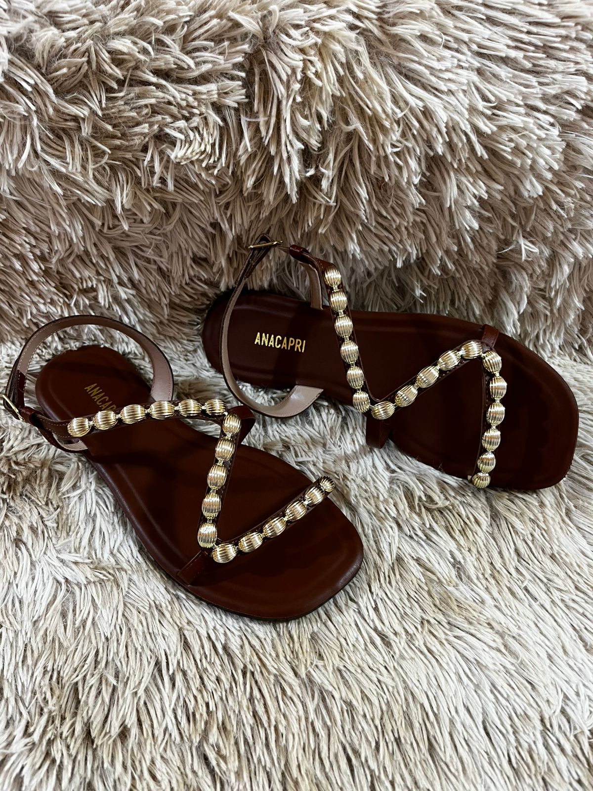 Sandália Anacapri rasteira em material similar ao couro