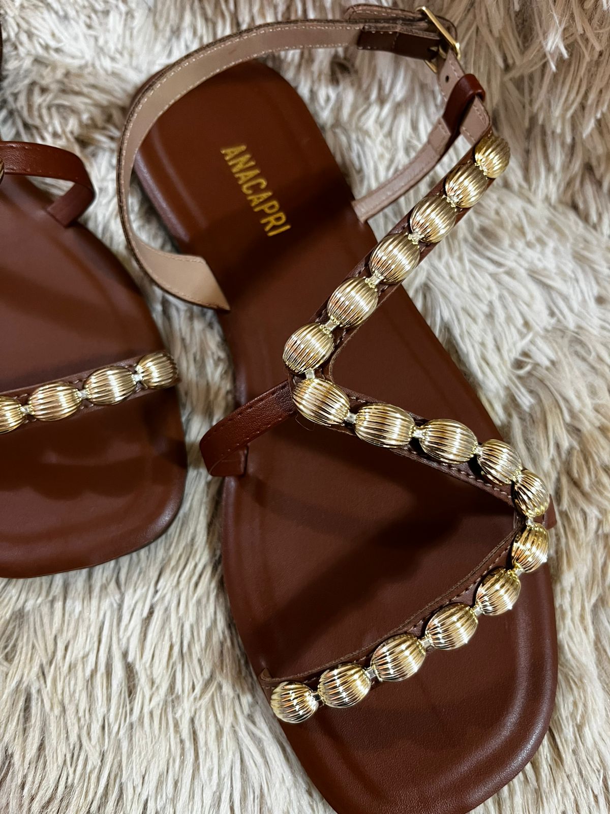 Sandália Anacapri rasteira em material similar ao couro