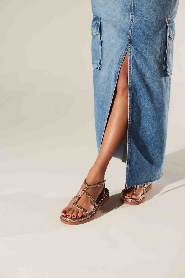 SANDALIAS RASTEIRAS DE TIRAS ASSIMETRICAS METALIZADO CHUMBO - LUIZA BARCELOS