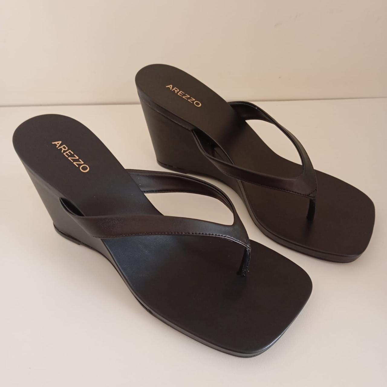 Sandália arezzo marrom anabela tiras thong