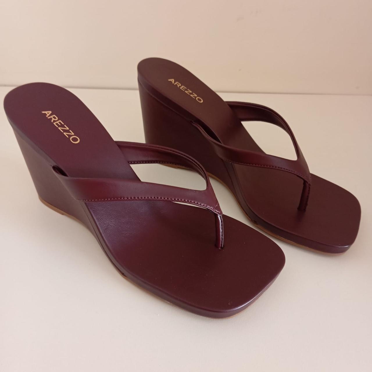 Sandália arezzo marrom anabela tiras thong