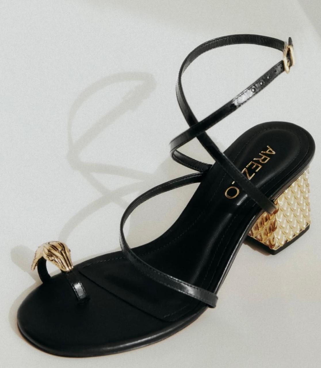 Sandália Preta Couro Salto Bloco Textura Metal - AREZZO