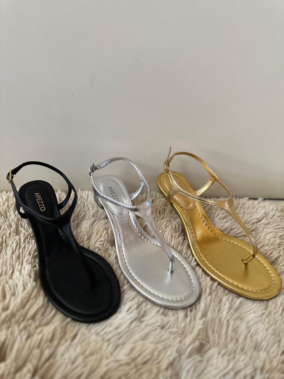 SANDALIA PRETA SALTO KITTEN TIRA THONG - AREZZO