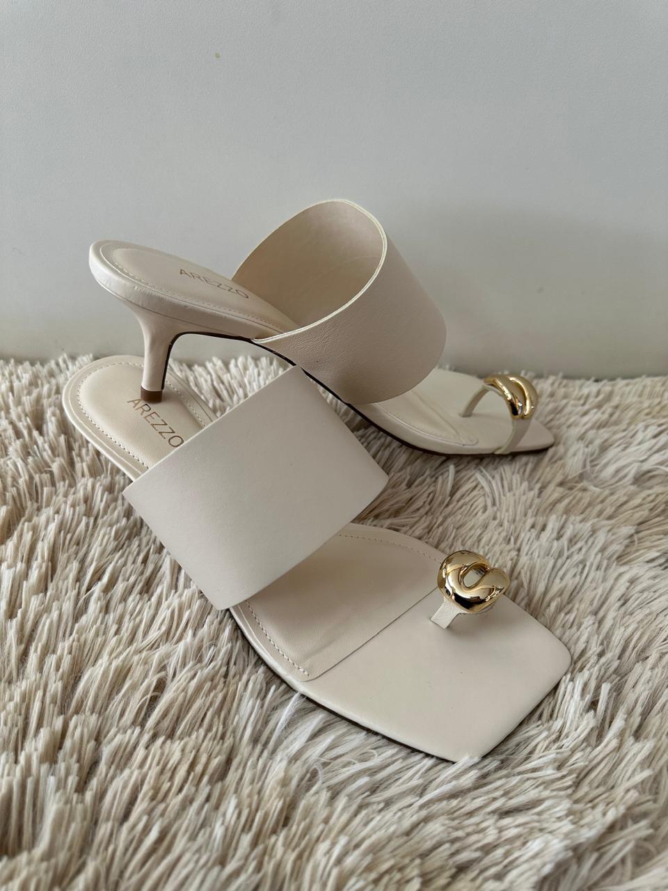 Sandália Branca Arezzo Couro Salto Fino Metal Bold