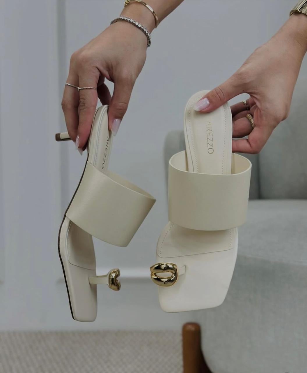 Sandália Branca Arezzo Couro Salto Fino Metal Bold