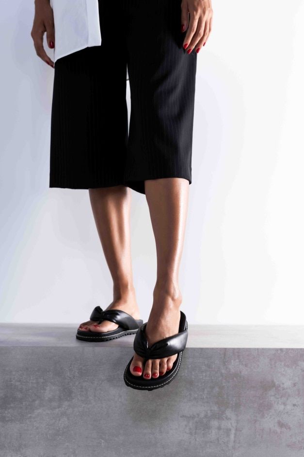 SANDÁLIA PAPETE EM COURO PRETO COM TIRAS ACOLCHOADAS