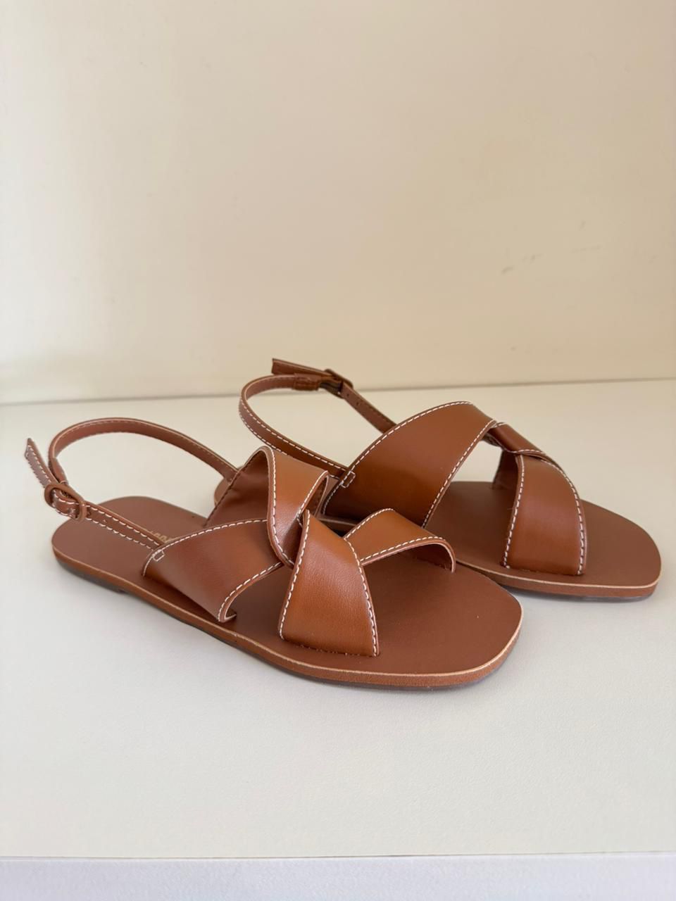 RASTEIRA ENTRELAÇADA PESPONTOS DOURADA