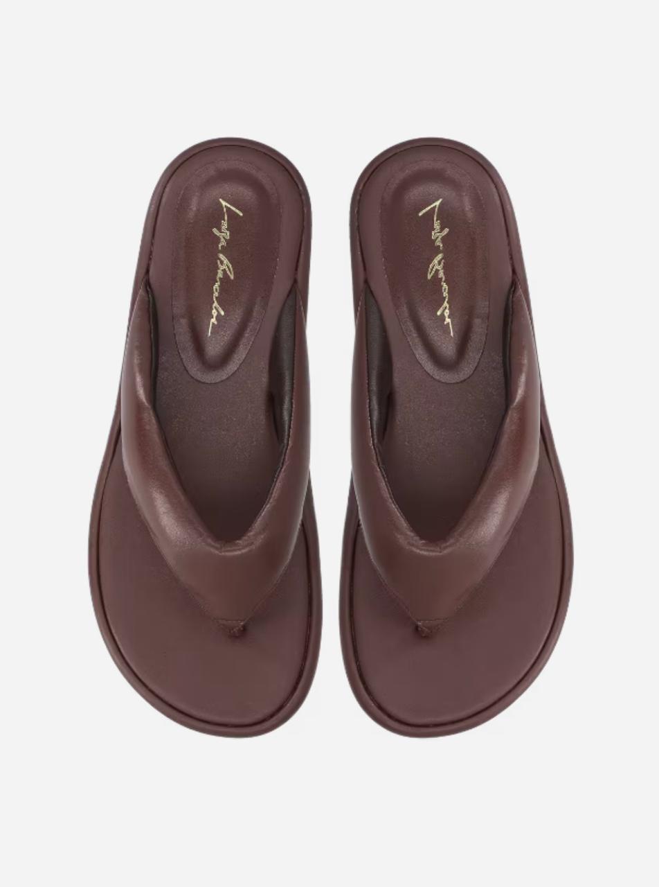 SANDÁLIA PLATAFORMA FLAT EM COURO CAFÉ-LUIZA BARCELOS