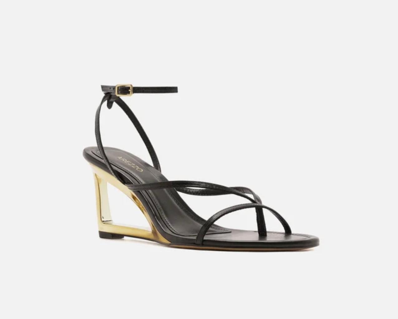 Sandália Arezzo anabela vazado e em metal dourado