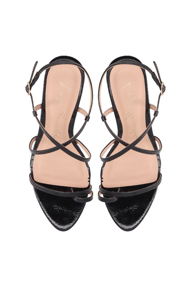 SANDÁLIA DE TIRAS FINAS EM VERNIZ PRETO E SALTO ALTO FINO