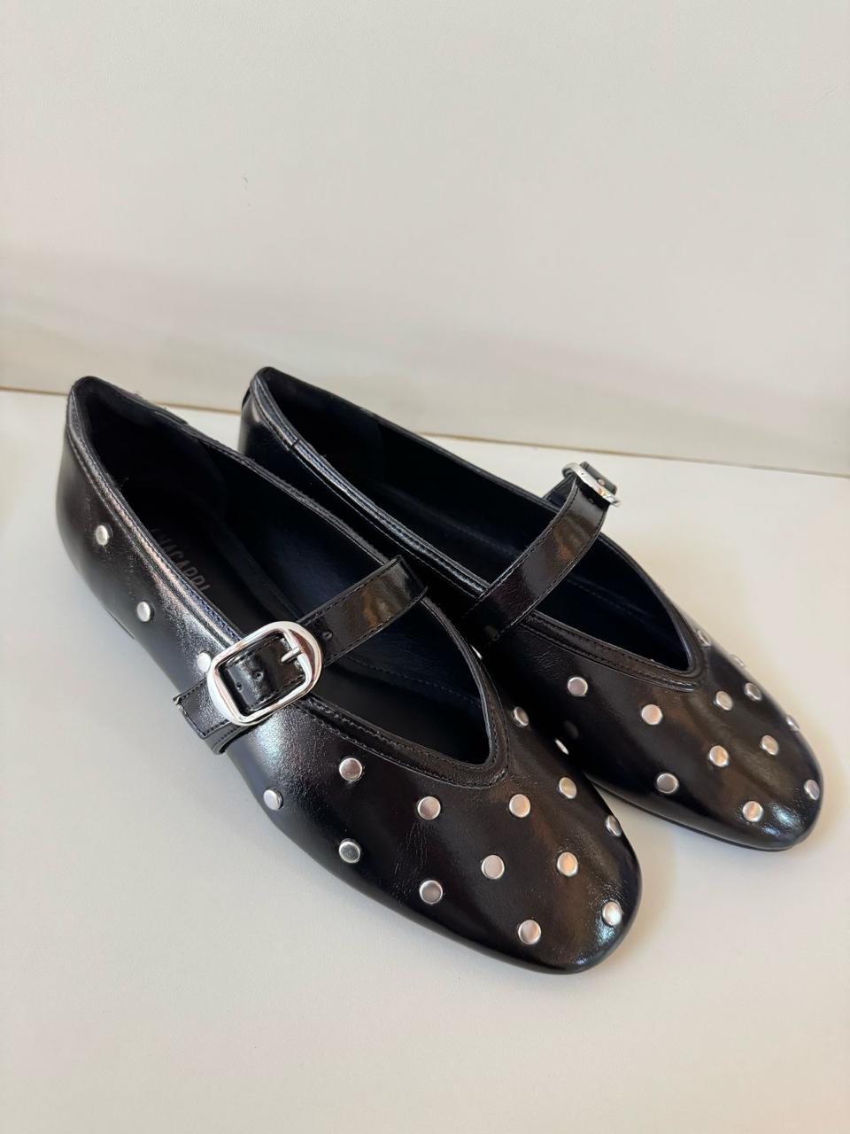 Sapatilha Anacapri Tira Única Tachas Preta