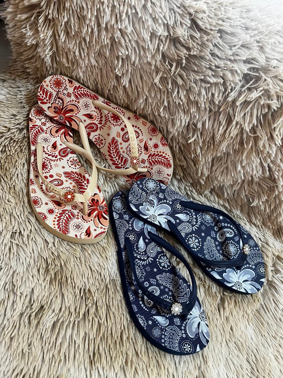 CHINELO DE DEDO FLORAL- AREZZO BRIZZA