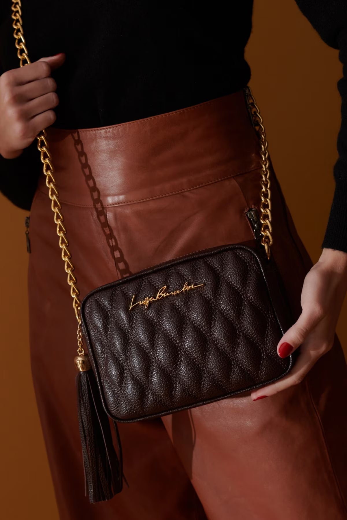 BOLSA CLÁSSICA EM COURO E ALÇA DE CORRENTES PEQUENA